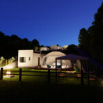 非日常を演出するグランピング施設の夜景パース